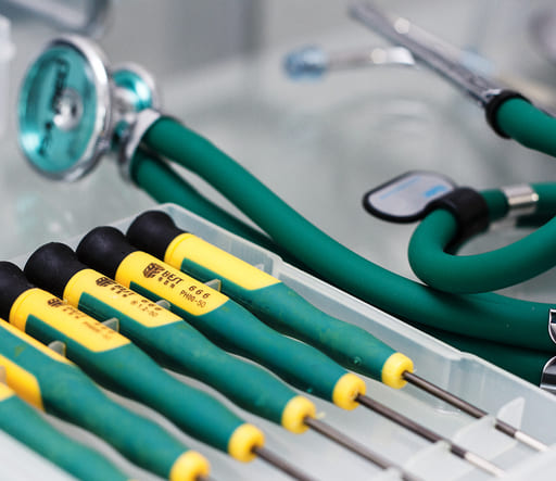 Close de chaves, pinças e suportes de alta precisão utilizados na manipulação de componentes sensíveis.